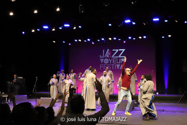 Chicago Mass Choir (XVI Jazz Voyeur Festival 2023. Trui Teatre, Palma de Mallorca. 2023-12-14) Por José Luis Luna Rocafort [INSTANTZZ AKA Galería fotográfica AKA Fotoblog de jazz, impro… y algo más] - Tomajazz - Chicago Mass Choir actuó en el XVI Jazz Voyeur Festival, en Trui Teatre de Palma de Mallorca, el 14 de diciembre de 2023. José Luis Luna Rocafort retrató en INSTANTZZ el concierto.