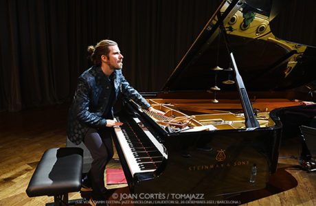 Marco Mezquida Tornado (55è Voll-Damm Festival Jazz Barcelona 2023, L’Auditori, 2023-12-20. Barcelona) [IX]  Por Joan Cortès [INSTANTZZ AKA Galería fotográfica AKA Fotoblog de jazz, impro… y algo más] - Tomajazz - El proyecto Marco Mezquida Tornado actuó en el 55è Voll-Damm Festival Jazz Barcelona, el 20 de diciembre de 2023. Joan Cortès lo retrata en INSTANTZZ. Actuaron Marco Mezquida, Masa Kamaguchi, Ramon Prats