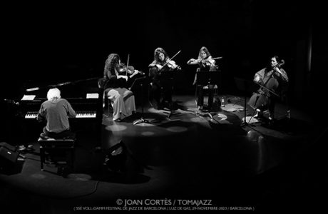 Kitflus Ensemble (55è Voll-Damm Festival Jazz Barcelona, Luz de Gas, 2023-11-29. Barcelona) [VIII] Por Joan Cortès [INSTANTZZ AKA Galería fotográfica AKA Fotoblog de jazz, impro… y algo más] - Tomajazz 9.0 - Kitflus Ensemble actuó en el 55è Voll-Damm Festival Jazz Barcelona, en Luz de Gas, el 29 de noviembre de 2023. Joan Cortès se estrena en 2024 en Tomajazz con un INSTANTZZ del concierto. Actuaron Josep Mas, Kitflus, piano, composición y arreglos
Olvido Lanza, violín
Andrea Beatrice, violín
Uixi Amargós, viola
Alba Haro, violonchelo