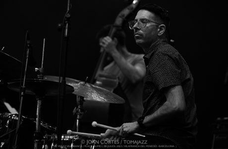 2023 en 25 imágenes -jazz, improvisación y flamenco- (segunda parte) Por Joan Cortès [INSTANTZZ AKA Galería fotográfica AKA Fotoblog de jazz, impro… y algo más] - Tomajazz - Un clásico en Tomajazz es el repaso, con su visión particular, de Joan Cortès del año anterior, de título "2023 en 25 imágenes". Finaliza el repaso de 2023 con la segunda parte de este especial