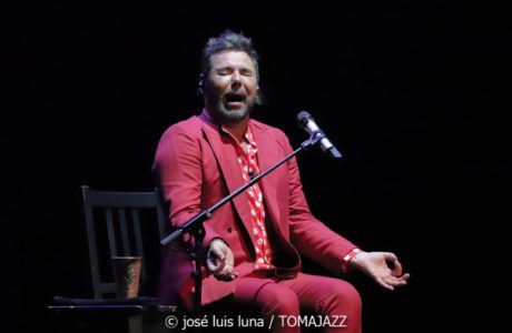 Miguel Poveda (III Festival Paco de Lucía Mallorca. Teatre Principal, Palma. 2024-03-08) Por José Luis Luna Rocafort [Flamencura AKA INSTANTZZ AKA Galería fotográfica AKA Fotoblog de jazz, impro… y algo más] - Tomajazz - Miguel Poveda actuó en el III Festival Paco de Lucía Mallorca, en el Teatre Principal de Palma, el 8 de marzo de 2024. José Luis Luna Rocafort lo retrata por medio de una Flamencura en INSTANTZZ. Actuaron Miguel Poveda, Jesús Guerrero, Paquito González