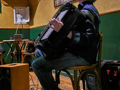 Javier López Jaso / Marcelo Escrich / Mikel Andueza: Inmarcesible (Juan Sebastián Bar, Huesca. 2024-03-08) Por Fabio Galicia [INSTANTZZ AKA Galería fotográfica AKA Fotoblog de jazz, impro… y algo más] - Tomajazz - Javier López Jaso / Marcelo Escrich / Mikel Andueza: Inmarcesible actuaron en Juan Sebastián Bar de Huesca, el 8 de marzo de 2024. Fabio Galicia retrata el concierto en INSTANTZZ