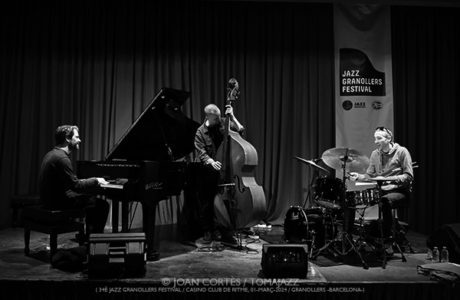 Enemy “The Betrayal” (34è Jazz Granollers Festival 2024, Casino de Granollers - Club de Ritme, 2024-03-01. Granollers -Barcelona-) [3] Por Joan Cortès [INSTANTZZ AKA Galería fotográfica AKA Fotoblog de jazz, impro… y algo más] - Tomajazz - Enemy “The Betrayal” actuó en el 34è Jazz Granollers Festival 2024, el 1 de marzo de 2024. Joan Cortès retrato el trío en su concierto en el Casino de Granollers. Enemy son Kit Downes, Peter Eldh, James Maddren
