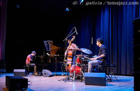 Daniel García Trío (Jaca Club de Jazz. Palacio de Congresos, Jaca. 2024-03-16) Por Fabio Galicia [INSTANTZZ AKA Galería fotográfica AKA Fotoblog de jazz, impro… y algo más] - Tomajazz - Daniel García Trío actuó en Jaca Club de Jazz, en el Palacio de Congresos el 16 de marzo de 2024. Fabio Galicia lo retrata en INSTANTZZ. Actuaron Daniel García, Reinier Elizarde “El Negrón”, Shayan Fathi