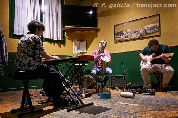 Clara Lai Trío (Juan Sebastián Bar, Huesca. 2024-04-25) Por Fabio Galicia [INSTANTZZ AKA Galería fotográfica AKA Fotoblog de jazz, impro… y algo más] - Tomajazz - Clara Lai Trío actuó en Juan Sebastián Bar en Huesca, el 25 de abril de 2024. Fabio Galicia retrata el concierto en INSTANTZZ. Actuaron Clara Lai, Albert Cirera, Juanma Trujillo