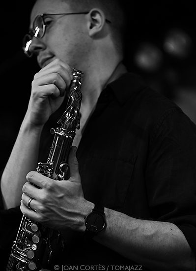 Alex Hitchcock Dream Band (Jamboree 1, 2024-03-12. Barcelona) Por Joan Cortès [INSTANTZZ AKA Galería fotográfica AKA Fotoblog de jazz, impro… y algo más] - Tomajazz - Alex Hitchcock Dream Band actuó en Jamboree el 12 de marzo de 2024. Joan Cortès retrata el concierto en INSTANTZZ. Actuaron Alex Hitchcock, Dave Adewumi, Lex Korten, Orlando Le Fleming, JK Kim