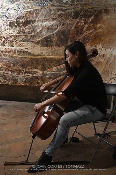 Fèlix-Chant-Faraldo “Homenatge a Marianne Brull” (3r Nu -cicle de música i vins nus-, Capella St. Joan, 2024-04-24. Vilafranca del Penedès -Barcelona-) Por Joan Cortès [INSTANTZZ AKA Galería fotográfica AKA Fotoblog de jazz, impro… y algo más] - Tomajazz - El trío Fèlix-Chant-Faraldo realizó un “Homenatge a Marianne Brull” en el 3r Nu -cicle de música i vins nus-, en Vilafranca del Penedès -Barcelona-, el 24 de abril de 2024. Joan Cortès lo retrata en INSTANTZZ. Actuaron Míriam Fèlix, Ángel Faraldo, Tom Chant 
