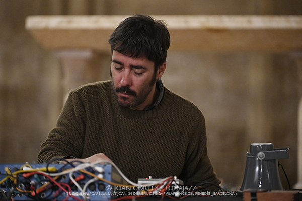 Fèlix-Chant-Faraldo “Homenatge a Marianne Brull” (3r Nu -cicle de música i vins nus-, Capella St. Joan, 2024-04-24. Vilafranca del Penedès -Barcelona-) Por Joan Cortès [INSTANTZZ AKA Galería fotográfica AKA Fotoblog de jazz, impro… y algo más] - Tomajazz - El trío Fèlix-Chant-Faraldo realizó un “Homenatge a Marianne Brull” en el 3r Nu -cicle de música i vins nus-, en Vilafranca del Penedès -Barcelona-, el 24 de abril de 2024. Joan Cortès lo retrata en INSTANTZZ. Actuaron Míriam Fèlix, Ángel Faraldo, Tom Chant 