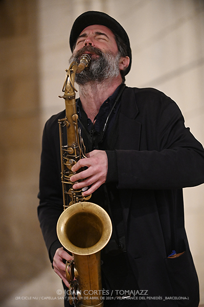 Fèlix-Chant-Faraldo “Homenatge a Marianne Brull” (3r Nu -cicle de música i vins nus-, Capella St. Joan, 2024-04-24. Vilafranca del Penedès -Barcelona-) Por Joan Cortès [INSTANTZZ AKA Galería fotográfica AKA Fotoblog de jazz, impro… y algo más] - Tomajazz - El trío Fèlix-Chant-Faraldo realizó un “Homenatge a Marianne Brull” en el 3r Nu -cicle de música i vins nus-, en Vilafranca del Penedès -Barcelona-, el 24 de abril de 2024. Joan Cortès lo retrata en INSTANTZZ. Actuaron Míriam Fèlix, Ángel Faraldo, Tom Chant 