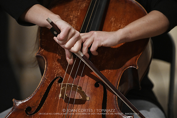 Fèlix-Chant-Faraldo “Homenatge a Marianne Brull” (3r Nu -cicle de música i vins nus-, Capella St. Joan, 2024-04-24. Vilafranca del Penedès -Barcelona-) Por Joan Cortès [INSTANTZZ AKA Galería fotográfica AKA Fotoblog de jazz, impro… y algo más] - Tomajazz - El trío Fèlix-Chant-Faraldo realizó un “Homenatge a Marianne Brull” en el 3r Nu -cicle de música i vins nus-, en Vilafranca del Penedès -Barcelona-, el 24 de abril de 2024. Joan Cortès lo retrata en INSTANTZZ. Actuaron Míriam Fèlix, Ángel Faraldo, Tom Chant 
