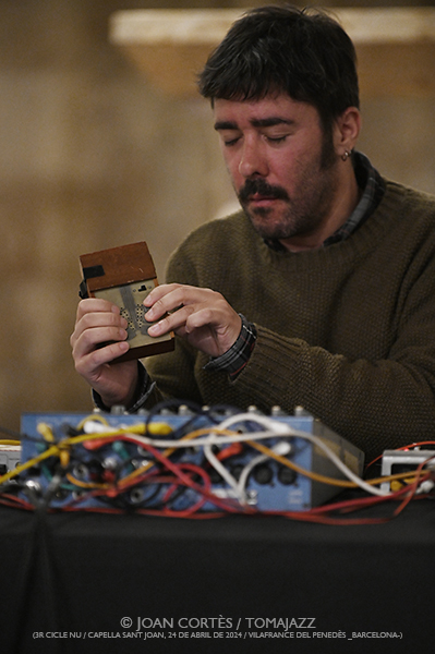 Fèlix-Chant-Faraldo “Homenatge a Marianne Brull” (3r Nu -cicle de música i vins nus-, Capella St. Joan, 2024-04-24. Vilafranca del Penedès -Barcelona-) Por Joan Cortès [INSTANTZZ AKA Galería fotográfica AKA Fotoblog de jazz, impro… y algo más] - Tomajazz - El trío Fèlix-Chant-Faraldo realizó un “Homenatge a Marianne Brull” en el 3r Nu -cicle de música i vins nus-, en Vilafranca del Penedès -Barcelona-, el 24 de abril de 2024. Joan Cortès lo retrata en INSTANTZZ. Actuaron Míriam Fèlix, Ángel Faraldo, Tom Chant 