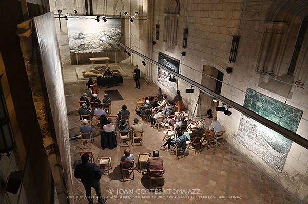 Fèlix-Chant-Faraldo “Homenatge a Marianne Brull” (3r Nu -cicle de música i vins nus-, Capella St. Joan, 2024-04-24. Vilafranca del Penedès -Barcelona-) Por Joan Cortès [INSTANTZZ AKA Galería fotográfica AKA Fotoblog de jazz, impro… y algo más] - Tomajazz - El trío Fèlix-Chant-Faraldo realizó un “Homenatge a Marianne Brull” en el 3r Nu -cicle de música i vins nus-, en Vilafranca del Penedès -Barcelona-, el 24 de abril de 2024. Joan Cortès lo retrata en INSTANTZZ. Actuaron Míriam Fèlix, Ángel Faraldo, Tom Chant 