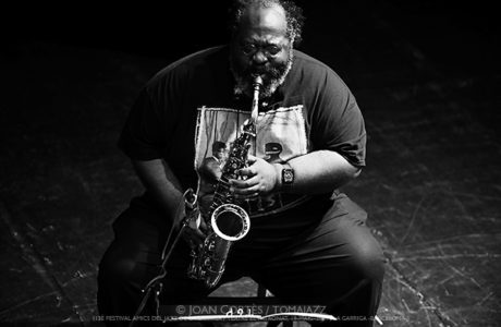 Darius Jones Trio (Darius Jones, Chris Lightcap & Gerald Cleaver) (13 Festival de Jazz de la Garriga, Teatre El Patronat, 2024-05-19. La Garriga -Barcelona- [II] Por Joan Cortès [INSTANTZZ AKA Galería fotográfica AKA Fotoblog de jazz, impro… y algo más] - Tomajazz - Darius Jones Trio actuó en el 13 Festival de Jazz de la Garriga, el 19 de mayo de 2024. Joan Cortès lo retrata en INSTANTZZ. Actuaron Darius Jones, Chris Lightcap, Gerald Cleaver