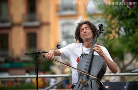 Martín Meléndez Power Trío (Huesca es Jazz 2024. Plaza de Navarra, Huesca. 2024-06-29) Por Fabio Galicia [INSTANTZZ AKA Galería fotográfica AKA Fotoblog de jazz, impro… y algo más] - Tomajazz - Martín Meléndez Power Trío actuó en Huesca es Jazz 2024, el 29 de junio de 2024. Fabio Galicia lo retrata INSTANTZZ. Actuaron Martín Meléndez, Mark Aanderud, Frank Durand