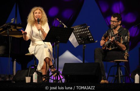 Carme Canela & Jaume Llombart (A Jazz de Mar. Mollet d'en Pereió, Portocolom, Mallorca. 2024-07-05)  Por José Luis Luna Rocafort [INSTANTZZ AKA Galería fotográfica AKA Fotoblog de jazz, impro… y algo más] - Tomajazz - Carme Canela & Jaume Llombart actuaron en A Jazz de Mar, en Portocolom, Mallorca, el 5 de julio de 2024. José Luis Luna Rocafort los retrata en INSTANTZZ. Actuaron Carme Canela, Jaume Llombart, Julián Sánchez, Gorka Benítez