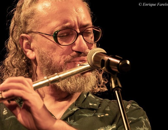 Omar Acosta Dúo presenta “Ritmos del Caribe & Jazz” (Centro Cultural Valdebernardo, Vicálvaro, Madrid. 2024-06-14) Por Enrique Farelo [INSTANTZZ AKA Galería fotográfica AKA Fotoblog de jazz, impro… y algo más] - Tomajazz - Omar Acosta Dúo presentó “Ritmos del Caribe & Jazz” en Centro Cultural Valdebernardo (Madrid), el 14 de junio de 2024. Enrique Farelo retrata el concierto en INSTANTZZ. Actuaron Omar Acosta, Miguel Siso, Roberto Castillo