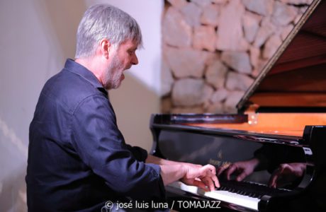 Frank Carlberg Trío (Studio Weil, Andratx, Mallorca. 2024-07-03) Por José Luis Luna Rocafort [INSTANTZZ AKA Galería fotográfica AKA Fotoblog de jazz, impro… y algo más] - Tomajazz - Frank Carlberg Trío actuó en Studio Weil, en Andratx (Mallorca), el 3 de julio de 2024. José Luis Luna Rocafort retrata el concierto en INSTANTZZ. Actuaron Frank Carlberg, Marko Lohikari, Jimmy Weinstein