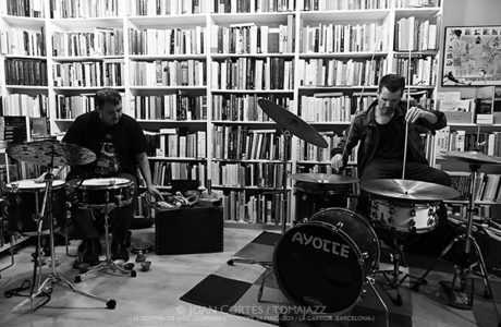 Joni Sigil & Vasco Trilla “Homenatge a Marianne Brull” (13è Festival de Jazz de la Garriga, Llibreria Strogoff, 2024-05-24. La Garriga -Barcelona- [III] Por Joan Cortès [INSTANTZZ AKA Galería fotográfica AKA Fotoblog de jazz, impro… y algo más] - Tomajazz - Joni Sigil & Vasco Trilla realizaron un “Homenatge a Marianne Brull” en el 13è Festival de Jazz de la Garriga, el 24 de mayo de 2024. Joan Cortès lo retrata en INSTANTZZ