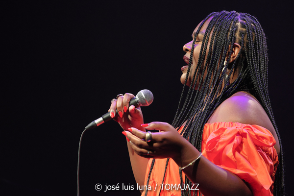 Christie Dashiell Quartet (47 Festival de Jazz de Vitoria - Gasteiz. 2024-07-15) Por José Luis Luna Rocafort [INSTANTZZ AKA Galería fotográfica AKA Fotoblog de jazz, impro… y algo más] - Tomajazz - Christie Dashiell Quartet actuó en el 47 Festival de Jazz de Vitoria - Gasteiz, el 15 de julio de 2024. José Luis Luna Rocafort retrata el concierto en INSTANTZZ. Actuaron Christie Dashiell, Allyn Johnson, Romeir Mendez, Carrol Dashiell III