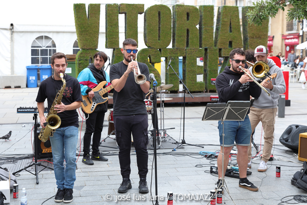 Kinkfolk (47 Festival de Jazz de Vitoria - Gasteiz. 2024-07-12) Por José Luis Luna Rocafort [INSTANTZZ AKA Galería fotográfica AKA Fotoblog de jazz, impro… y algo más] - Tomajazz - Kinkfolk actuó en la Plaza de la Virgen Blanca en el 47 Festival de Jazz de Vitoria - Gasteiz, el 12 de julio de 2024. José Luis Luna Rocafort retrata su actuación en INSTANTZZ. Intervinieron Álex Haro, Xabier Arriola, Ander Caro, Víctor Villa, Jorge Hidalgo, Pablo García, Edi Saborit