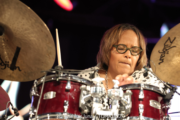 Terri Lyne Carrington (47 Festival de Jazz de Vitoria - Gasteiz. 2024-07-17) Por José Luis Luna Rocafort [INSTANTZZ AKA Galería fotográfica AKA Fotoblog de jazz, impro… y algo más] - Tomajazz - Terri Lyne Carrington actuó en el 47 Festival de Jazz de Vitoria - Gasteiz, el17 de julio de 2024. José Luis Luna Rocafort retrata a la baterista en INSTANTZZ. Actuaron Terri Lyne Carrington,Milena Casado, Aaron Parks, Mats Sandahl, Christiana Hunte