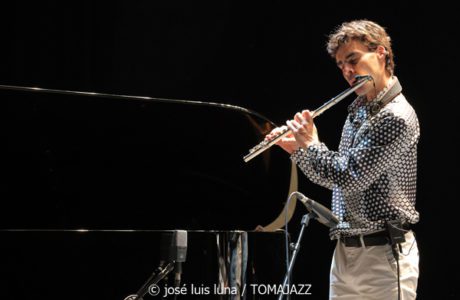 Juan Saiz (X JazzEñe 2024. Teatro Victoria Eugenia, Donosti - San Sebastián. 2024-07-26) Por José Luis Luna Rocafort [INSTANTZZ AKA Galería fotográfica AKA Fotoblog de jazz, impro… y algo más] - Tomajazz - Juan Saiz fue uno de los músicos seleccionados en X JazzEñe 2024. Actuó en San Sebastián el 26 de julio de 2024. José Luis Luna Rocafort lo retrata en INSTANTZZ. Actuaron Juan Saiz, Marco Mezquida, Eric Surmenian, Genís Bagés