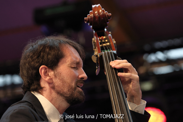 Pablo Martín Caminero Trío + NDR Bigband (47 Festival de Jazz de Vitoria - Gasteiz. 2024-07-17) Por José Luis Luna Rocafort [INSTANTZZ AKA Galería fotográfica AKA Fotoblog de jazz, impro… y algo más] - Tomajazz - Pablo Martín Caminero Trío + NDR Bigband actuaron en el 47 Festival de Jazz de Vitoria - Gasteiz, en Mendizorroza, el 17 de julio de 2024. José Luis Luna Rocafort retrata el concierto en INSTANTZZ. Actuaron Pablo Martín Caminero, Moisés P. Sánchez, Borja Barrueta y NDR Bigband dirigida por Geir Lysne