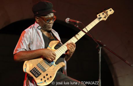 Richard Bona & Alfredo Rodríguez Trío (Jazz Palma Festival 2024. 2024-08-08) Por José Luis Luna Rocafort [INSTANTZZ AKA Galería fotográfica AKA Fotoblog de jazz, impro… y algo más] - Tomajazz - Richard Bona & Alfredo Rodríguez Trío actuaron en el Jazz Palma Festival, el 8 de agosto de 2024. José Luis Luna Rocafort retrata el concierto en INSTANTZZ. El bajista - cantante y el pianista actuaron acompañados de Michael Olivera