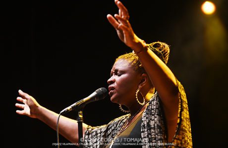 Lizz Wright 4t (ViJazz Vilafranca / 2024-07-07. Plaça Jaume I, Vilafranca del Penedès -Barcelona-) Por Joan Cortès [INSTANTZZ AKA Galería fotográfica AKA Fotoblog de jazz, impro… y algo más] - Tomajazz - Lizz Wright actuó en ViJazz Vilafranca, el 7 de julio de 2024, en Vilafranca del Penedès -Barcelona. Joan Cortès retrata a la cantante en INSTANTZZ. Actuaron Lizz Wright, Adam Levy, Ben Zwerin, Ivan Edwards