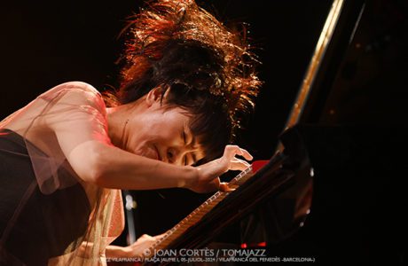 Hiromi’s Sonicwonder (ViJazz Vilafranca. Plaça Jaume I, Vilafranca del Penedès -Barcelona-. 2024-07-05) Por Joan Cortès [INSTANTZZ AKA Galería fotográfica AKA Fotoblog de jazz, impro… y algo más] - Tomajazz - Hiromi’s Sonicwonder actuó en ViJazz Vilafranca el 5 de julio de 2024. Joan Cortès retrata el concierto en INSTANTZZ. Actuaron Hiromi, Adam O’Farrill, Hadrien Feraud, Gene Coye