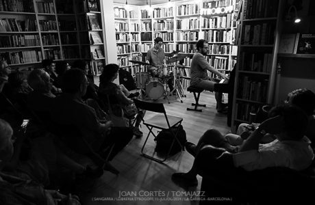 Sergi Sirvent & David Viñolas “Recreacions Tímbriques de Satie a Mompou” (Sangarra, Llibreria Strogoff, 2024-07-11. La Garriga -Barcelona-) Por Joan Cortès [INSTANTZZ AKA Galería fotográfica AKA Fotoblog de jazz, impro… y algo más] - Tomajazz - El concierto Sergi Sirvent & David Viñolas “Recreacions Tímbriques de Satie a Mompou” tuvo lugar en Llibreria Strogoff, de La Garriga -Barcelona-, el 11 de julio de 2024. Joan Cortès lo retrata en INSTANTZZ