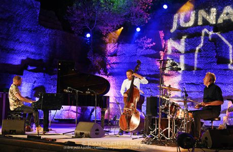 Dieter Ilg Trio / Tingvall Trio / Triosence (31ème Jazz à Junas 2024 / 2024-07-17, 18 y 19. Carrières, Junas -Occitanie/France-) [2] Por Joan Cortès [INSTANTZZ AKA Galería fotográfica AKA Fotoblog de jazz, impro… y algo más] - Tomajazz - Dieter Ilg Trio / Tingvall Trio / Triosence actuaron en el 31ème Jazz à Junas 2024, entre el 17 y el 19 de julio de 2024. Joan Cortès los retrata en INSTANTZZ