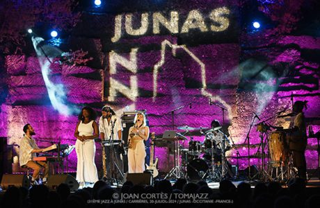 Jakob Manz “Groove Connection” / Nora Kamm “One” (31ème Jazz à Junas / 2024-07-19 y 20. Carrières, Junas -Occitanie/France-) [5] Por Joan Cortès [INSTANTZZ AKA Galería fotográfica AKA Fotoblog de jazz, impro… y algo más] - Tomajazz - Jakob Manz “Groove Connection” y Nora Kamm “One” actuaron en el 31ème Jazz à Junas los días 19 y 20 de julio de 2024. Joan Cortès retrata a los dos tríos en INSTANTZZ. 
Actuaron Jakob Manz “Groove Connection”: Jakob Manz, Karin Hammar, Bene Aperdannier, Bruno Müller, Larry Danielsson, Per Lindvall
Nora Kamm “One”: Nora Kamm, Djambar, Eli Frot, Alexandre Bamba, Andy Berald, Fabe Beaurel Bambi,