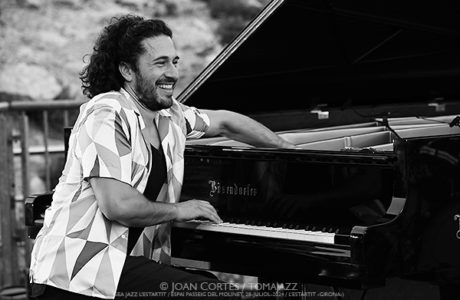 Emmet Cohen Trio (Sea Jazz L’Estartit / Passeig del Molinet, 28-juliol-2024. L’Estartit -Girona-) [1] Por Joan Cortès [INSTANTZZ AKA Galería fotográfica AKA Fotoblog de jazz, impro… y algo más] - Tomajazz - Emmet Cohen Trio actuó en Sea Jazz L’Estartit, el 28 de julio de 2024 en la localidad gerundense. Joan Cortès retrata en INSTANTZZ la actuación de Emmet Cohen, Joey Ranieri, Joe Farnsworth