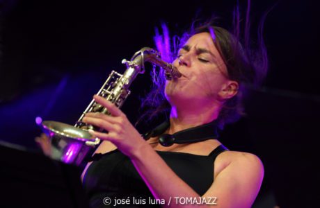 Irene Reig & The Bop Collective (Eivissa Jazz Festival. 2024-09-05) Por José Luis Luna Rocafort [INSTANTZZ AKA Galería fotográfica AKA Fotoblog de jazz, impro… y algo más] - Tomajazz - Irene Reig & The Bop Collective actuaron en el Eivissa Jazz Festival, el 5 de septiembre de 2024. José Luis Luna Rocafort los retrata en INSTANTZZ. Actuaron Irene Reig, Marta Garret, Joan Mar Sauqué, Alba Pujals, Héctor Floria, Joan Monné, Giuseppe Campisi, 
Joan Casares: batería