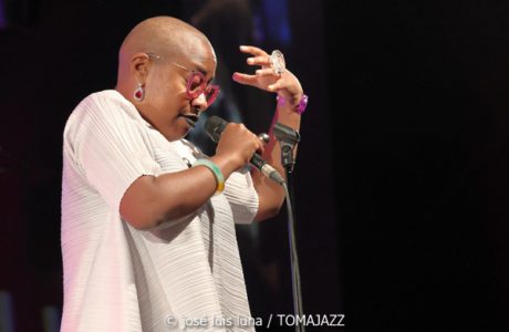 Cécile McLorin Salvant (47 Festival de Jazz de Vitoria - Gasteiz. 2024-07-18) Por José Luis Luna Rocafort [INSTANTZZ AKA Galería fotográfica AKA Fotoblog de jazz, impro… y algo más] - Tomajazz - Cécile McLorin Salvant actuó en el 47 Festival de Jazz de Vitoria - Gasteiz, el 19 de julio de 2024. José Luis Luna Rocafort el concierto en INSTANTZZ. Actuaron Cécile McLorin Salvant, Sullivant Fortner, Yasushi Nakamura, Kyle Poole