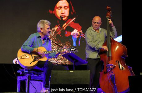 Èlia Bastida con Joan Chamorro y Josep Traver (Eivissa Jazz Festival. 2024-09-05) Por José Luis Luna Rocafort [INSTANTZZ AKA Galería fotográfica AKA Fotoblog de jazz, impro… y algo más] - Tomajazz - Èlia Bastida actuó junto con Joan Chamorro y Josep Traver en el Eivissa Jazz Festival, el 5 de septiembre de 2024. José Luis Luna Rocafort retrata el concierto de la violinista en INSTANTZZ