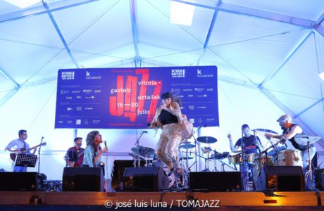 Patáx (47 Festival de Jazz de Vitoria - Gasteiz. 2024-07-13) Por José Luis Luna Rocafort [INSTANTZZ AKA Galería fotográfica AKA Fotoblog de jazz, impro… y algo más] - Tomajazz - Patáx actuó en el 47 Festival de Jazz de Vitoria - Gasteiz, el 13 de julio de 2024. José Luis Luna Rocafort al grupo en INSTANTZZ. Actuaron Jorge Pérez, Dani Morales, Valentín Iturat, Dani Noel, Raul Benegas, Jorge Vera, Roberto Pacheco, Sara Sánchez
Aurora García: voz