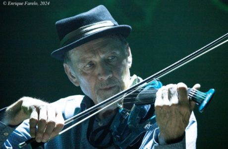 David Cross Band plays King Crimson 1972-1974 (III Festival Internacional MoonJune Music Festival 2024. Guadamur, Toledo. 22 de septiembre de 2024) Por Enrique Farelo [INSTANTZZ AKA Galería fotográfica AKA Fotoblog de jazz, impro… y algo más] - Tomajazz - David Cross Band plays King Crimson 1972-1974 actuó en el III Festival Internacional MoonJune Music Festival 2024 en Guadamur, Toledo, el 22 de septiembre de 2024. Enrique Farelo lo retrata en INSTANTZZ. Actuaron David Cross, John Mitchell, Sheila Maloney, Mick Paul, Jack Summerfield