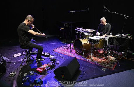Régis Huby & Michele Rabbia “In Parallel” (13ème Les Émouvantes / Conservatoire Pierre Barbizet, 2024-09-19. Marsella, Francia) [I] Por Joan Cortès [INSTANTZZ AKA Galería fotográfica AKA Fotoblog de jazz, impro… y algo más] - Tomajazz - Régis Huby & Michele Rabbia “In Parallel” actuaron en el 13ème Les Émouvantes en Marsella, Francia, el 19 de septiembre de 2024. Joan Cortès retrata el concierto en INSTANTZZ