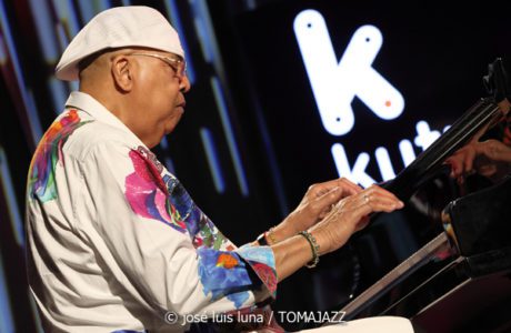 Chucho Valdés - Irakere 50 (47 Festival de Jazz de Vitoria - Gasteiz. 2024-07-20) Por José Luis Luna Rocafort [INSTANTZZ AKA Galería fotográfica AKA Fotoblog de jazz, impro… y algo más] - Tomajazz - Chucho Valdés - Irakere 50 actuaron en el 47 Festival de Jazz de Vitoria - Gasteiz el 20 de julio de 2024. José Luis Luna Rocafort retrata el concierto en INSTANTZZ. Actuaron Chucho Valdés, Eddie de Armas Jr., Osvaldo Fleites, Luis Beltrán, Carlos Averhoff, José A., Gola, Julián Valdés, Roberto Jr. Vizcaíno Torre:, Horacio Hernández, Ramón Álvarez