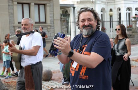 Sunset Rhythm Kings (47 Festival de Jazz de Vitoria - Gasteiz. 2024-07-20) Por José Luis Luna Rocafort [INSTANTZZ AKA Galería fotográfica AKA Fotoblog de jazz, impro… y algo más] - Tomajazz - Sunset Rhythm Kings actuó en el 47 Festival de Jazz de Vitoria - Gasteiz, el 20 de julio de 2024 dando un pasacalles por el centro de Vitoria. José Luis Luna Rocafort retrata en INSTANTZZ a la formación oAKA Galería fotográfica AKA Fotoblog de jazz, impro… y algo más]