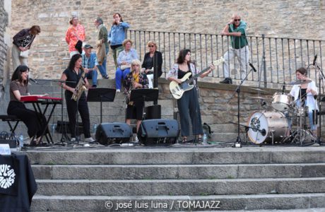 Vulcanizadas (47 Festival de Jazz de Vitoria - Gasteiz. 2024-07-16) Por José Luis Luna Rocafort [INSTANTZZ AKA Galería fotográfica AKA Fotoblog de jazz, impro… y algo más] - Tomajazz - Vulcanizadas actuó en el 47 Festival de Jazz de Vitoria - Gasteiz, el 16 de julio de 2024. José Luis Luna Rocafort retrata al grupo femenino en INSTANTZZ. Actuaron Nerea Arrieta, Jone Ibarretxe, Virginia Fernández, Izaskun Simón, Elisa García