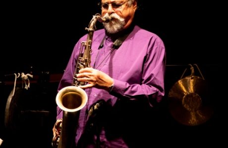 Joe Lovano Trio Tapestry (11 Festival Internacional JazzMadrid 2024, Fernán Gómez. Centro Cultural de la Villa, Sala Guirau Madrid. 2024-11-10)  Por Enrique Farelo [Concierto de jazz] - Tomajazz - Joe Lovano Trio Tapestry actuó en JazzMadrid 2024, el 10 de noviembre de 2024. Enrique Farelo lo relata y retrata en Tomajazz. Actuaron Joe Lovano, Marilyn Crispell, Carmen Castaldi