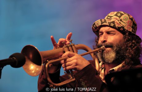 Brazulada (1º Festival Jazz Manacor 2024. 2024-10-19) Por José Luis Luna Rocafort [INSTANTZZ AKA Galería fotográfica AKA Fotoblog de jazz, impro… y algo más] - Tomajazz - Brazulada actuó en la primera edición del Festival Jazz Manacor el 19 de octubre de 2024. José Luis Luna Rocafort retrata en INSTANTZZ a la formación dirigida por Julián Sánchez. Actuaron Julián Sánchez, Enrique Oliver, Valentín Murillo, Fernando Brox, Javier Galiana, Joan Masana, David León, Jesús Santiago