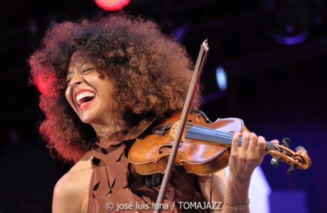 Yilian Cañizares Trío (47 Festival de Jazz de Vitoria - Gasteiz. 2024-07-20) Por José Luis Luna Rocafort [INSTANTZZ AKA Galería fotográfica AKA Fotoblog de jazz, impro… y algo más] - Tomajazz - Yilian Cañizares Trío actuó en el 47 Festival de Jazz de Vitoria - Gasteiz, el 20 de julio de 2024. José Luis Luna Rocafort retrató a la violinista y cantante en INSTANTZZ. Actuaron Yilian Cañizares, Childo Tomás, Ernestico Rodríguez Guzmán