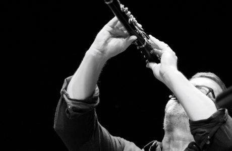 Ken Vandermark´s Edition Redux (11 Festival Internacional JazzMadrid 2024, Centro de cultura contemporánea Condeduque, Madrid. 2024-11-01) Por Enrique Farelo [Concierto de jazz] - Tomajazz - Ken Vandermark´s Edition Redux actuó en JazzMadrid 2024 en Condeduque, Madrid, el 1 de noviembre de 2024. Enrique Farelo retrata y relata el concierto. Actuaron Ken Vandermark, Erez Dessel, Lily Finnegan, Beth McDonald