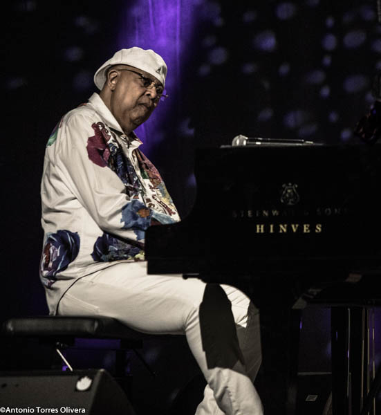 Yilian Cañizares Trío - Chucho Valdés “Irakere 50” (47 Festival de Jazz de Vitoria - Gasteiz. 2024-07-20) Por Antonio Torres (texto y fotos), y Pepe Mateos (fotos) [Concierto de jazz] - Tomajazz - Yilian Cañizares Trío - Chucho Valdés “Irakere 50” actuaron en la última jornada de abono en Mendizorroza en el Festival de Jazz de Vitoria - Gasteiz, el 20 de julio de 2024. Antonio Torres (texto y fotos), y Pepe Mateos (fotos) relatan y retratan los conciertos