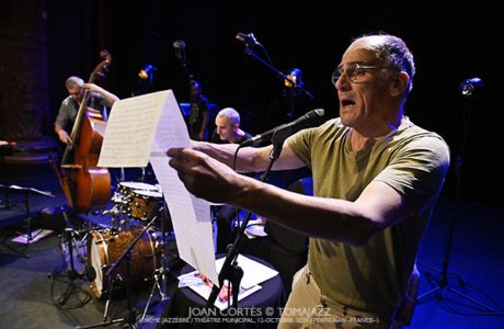 Pierrot-Tchamitchian-Marguet «Pessoa : L’intraquillité» (36ème Jazzèbre / Théâtre Municipal, 2024-10-12. Perpignan -France-) [V] Por Joan Cortès [INSTANTZZ AKA Galería fotográfica AKA Fotoblog de jazz, impro… y algo más] - Tomajazz - Pierrot-Tchamitchian-Marguet «Pessoa : L’intraquillité» actuó en el 36ème Jazzèbre en Perpignan, Francia, el 12 de octubre de 2024. Joan Cortès retrata al trío en INSTANTZZ. Pierrot-Tchamitchian-Marguet son Frédéric Pierrot, Claude Tchamitchian, Christophe Marguet