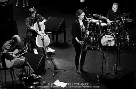 Sophie Alour (36ème Jazzèbre / Théâtre Municipal, 2024-10-12. Perpignan -France-) [VI] Por Joan Cortès [INSTANTZZ AKA Galería fotográfica AKA Fotoblog de jazz, impro… y algo más] - Tomajazz - Sophie Alour actuó en 36ème Jazzèbre en Perpignan, el 12 de octubre de 2024. Joan Cortès retrata a la saxofonista en INSTANTZZ. Actuaron Sophie Alour, Pierre Perchaud, Guillaume Latil, Fabrice Moreau